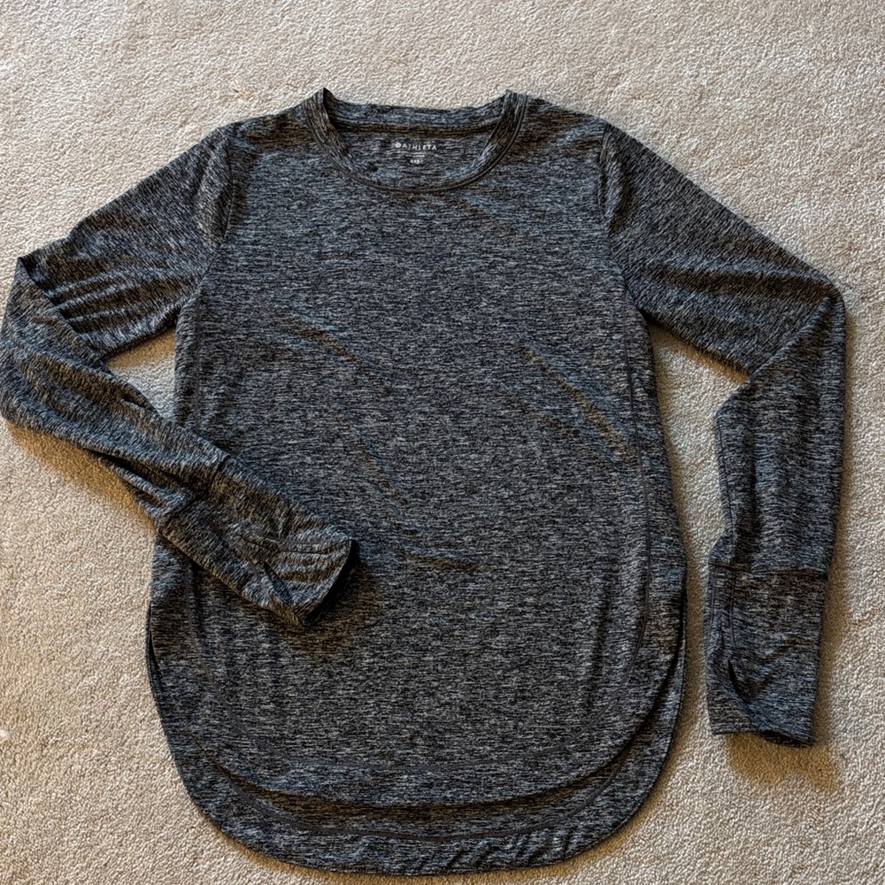 Athleta crew neck active top w/rounded hem, thumbholes size XXS; black &white